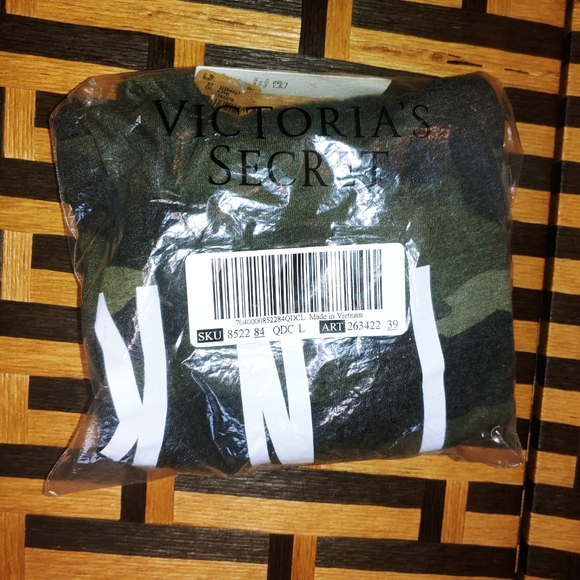 VS PINK Camo Everyday Crewneck Tee Sz: L - Picture 8 of 9